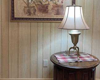 VINTAGE STORAGE DRUM ACCENT/END TABLE, DECORATOR LAMP