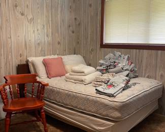 SOLID WOOD CAPTAIN’S CHAIR, BEDDING