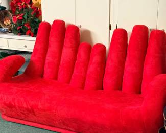Novelty red hand-shaped sofa