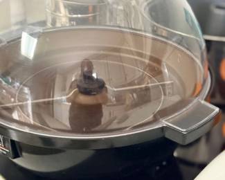Kitchen appliance with dome lid