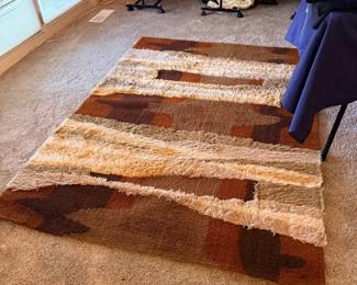 Patterned area rug, brown tones