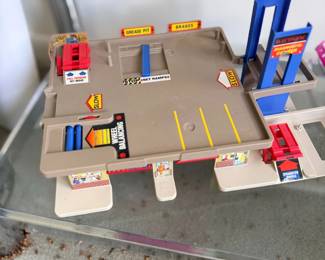 Toy parking garage play set