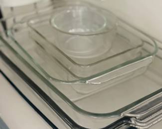 Glass Pyrex baking dishes