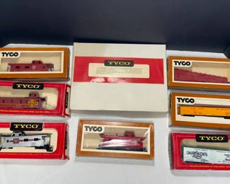 TYCO 8 PIECE SET OF HO SCALE FREIGHT CARS