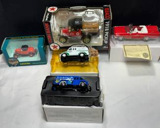 COLLECTIBLE DIE CAST CARS AND TRUCKS LOT