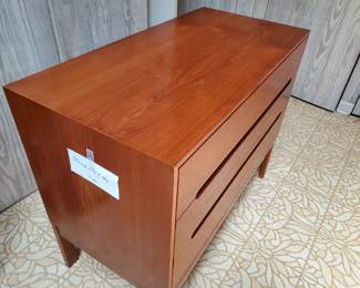 Three drawer chest. View 2