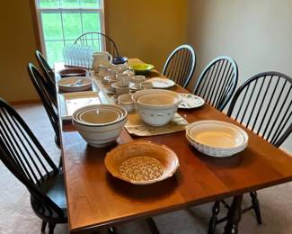 Really nice farmhouse table & 8 chairs