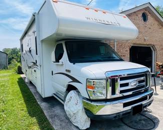2015 Winnebago Minnie Winnie Class C Motorhome with recent upgrades in excellent condition 