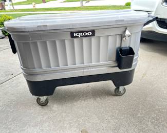 125 QT igloo beverage cooler on wheeled platform~