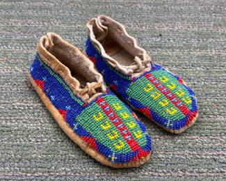VINTAGE LAKOTA SIOUX CHILD'S BEADED MOCOSSINS