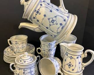 263 blueandwhiteporcelainteaset15piec