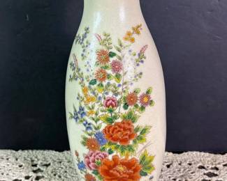 325 japaneseporcelainvasewithfloralmoti