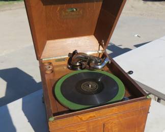 Lot 194. Victor victrola Howard Farwell & Co. phonograph in good working condition. Includes four sleeves of 78 RPM records.