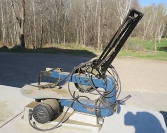 Lot 179. Ryobi SC162 scroll saw with a lighted magnifier added