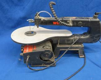 Lot 89. WEN scroll saw, powers up, one side plate has come off
