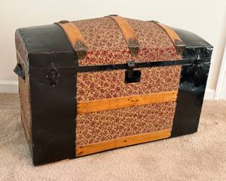 VINTAGE STEAMER TRUNK W CASTERS