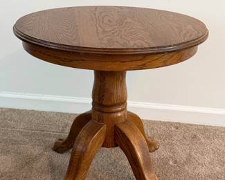 ROUND OAK PEDESTAL SIDE TABLE W CURVED LEGS