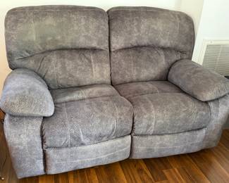 POWER RECLINING LOVESEAT W USB OUTLETS