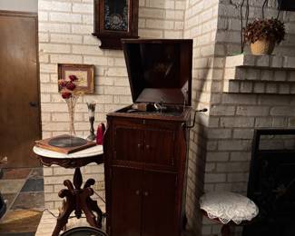 Working Victrola Complete with records 