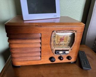 Distinctive Waterfall wood Radios Art Deco 1940's tabletop radio (WORKS ??)