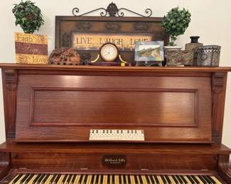 DECOR AND ANIQUE STAND-UP PIANO