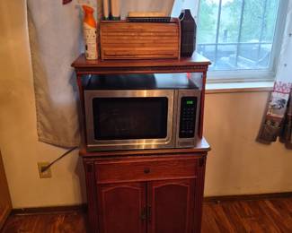 Microwave hutch (wheels)