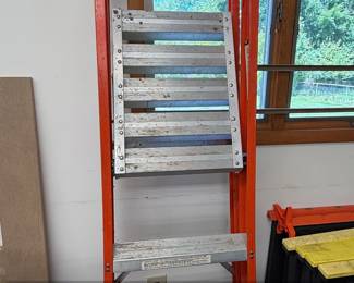 Louisville Ladder Foot Fiberglass Step Ladder