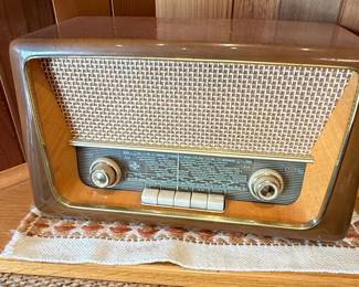 Vintage EMUD Rekord Senior Tube Radio