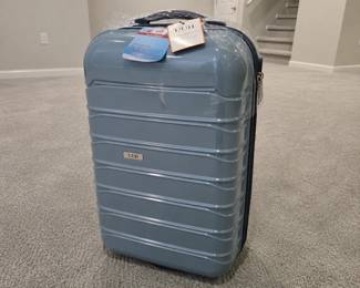 New In Box UUH Lg Hard Plastic Luggage 3 pc set (taken out of box for photo) $75 OBO b/4. 5/19/2026 
