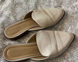 Womens Textured Faux Leather Pointed Toe Mules