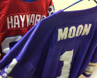6 SPORTS JERSEYS, SIGNED KC ROYALS SIGNED GREG HOLLAND, SIGNED #91 JERSY, #89 HAYWOOD, #1 WARREN MOON, #34 SANDIEGO CHARGERS JERSEYS