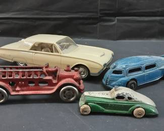 4 Vtg. Toy cars die cast and promo Thunderbird Manoil Manufacturing Co., specifically the Futuristic Zeppelin Bus #706, 1920s to 1930s Arcade, Kenton, or A.C. Williams. Firetruck. 1930s Barclay slush mold cast toy police car in green and white (missing a back wheel). AMT 1962 FORD THUNDERBIRD 2 DOOR HARD TOP PROMO CAR MODEL