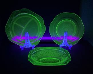 3 FEDERAL GREEN URANIUM GLASS MADRID PATTERN SERVING BOWL, LUNCHEON PLATE AND DIVIDED DINNER PLATE
