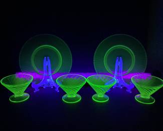 4 FEDERAL GLASS DIANA GREEN URANIUM SHERBET DESSERT CUPS AND TWO PLATES