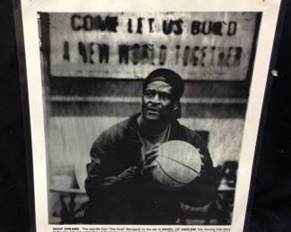 EARL THE GOAT MANIGAULT AUTOGRAPHED PHOTOGRAPH HARLEM NEW YORK BASKETBALL LEGEND. MANY OF THESE ITEMS WERE FEATURED IN 2006 AUTOGRAPH COLLECTOR MAGAZINE REFERENCE PICTURES. COLLECTION OF TIM METCALF. THE PICTURE OF THE MAGAZINE ARTICLE IS NOT INCLUDED IN LOT. ONLY FOR INFORMATION. NO COA INCLUDED