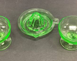 VTG Green Uranium Citrus juicer and 2 Dessert Cups
