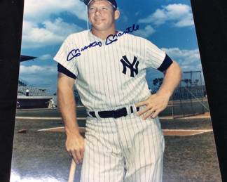 MLB HOF NY YANKEE MICKEY MANTLE AUTOGRAPHED PHOTOGRAPH, NO COA, MANY OF THESE ITEMS WERE FEATURED IN 2006 AUTOGRAPH COLLECTOR MAGAZINE REFERENCE PICTURES. COLLECTION OF TIM METCALF. THE PICTURE OF THE MAGAZINE ARTICLE IS NOT INCLUDED IN LOT. ONLY FOR INFORMATION.