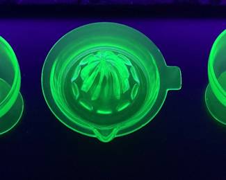 VTG Green Uranium Citrus juicer and 2 Dessert Cups