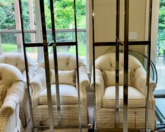 2 adjustable clothing display racks