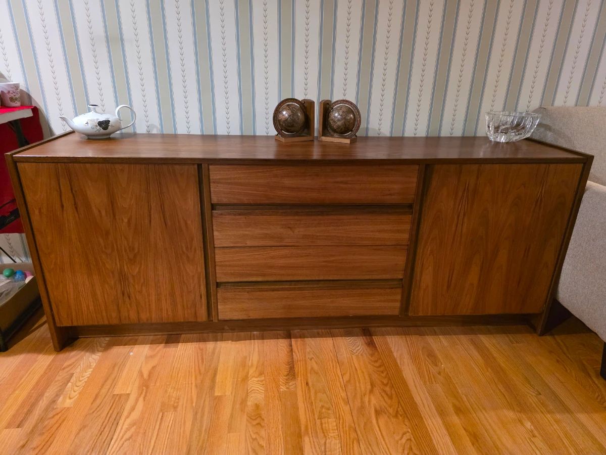 Vintage Mid-Century Modern walnut credenza, in Excellent condition!likely manufactured by Honderich or in a similar Danish style. Can't locate a makers mark or stamp to confirm manufacturer. 