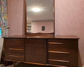 United Furniture Co. Lowboy Dresser Mid-Century Modern Dresser with mirror. Excellent condition!!