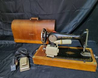 Antique Singer Sewing Machine In Oak Treadle Cabinet