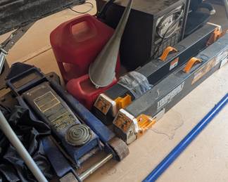 T56 - $75. Michelin 3.5 Ton Speedy Lift Hydraulic Jack. 