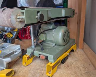 T6 - $40. Central Machinery 6" Belt & 9" Disc Sander. Model T6852 (does NOT include DeWalt mounts)