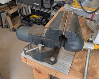T7 - $500. Wilton 6.5" Jaw - Combination Vice. (Wilton WL9-28807 1765, Tradesman Vise, 6-1/2"Jaw Width, 6-1/2" Jaw Opening, 4" Throat Depth)