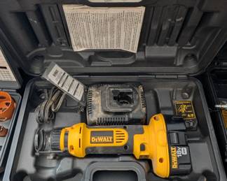T40 - $40. DeWalt DC550 18V Cut out tool. 