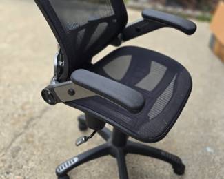 Very nice rolling office chair.