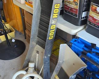 larg Gold Hog sluice box with mat and pump 