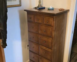 chest of drawers 
