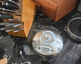 knife set and food scale 